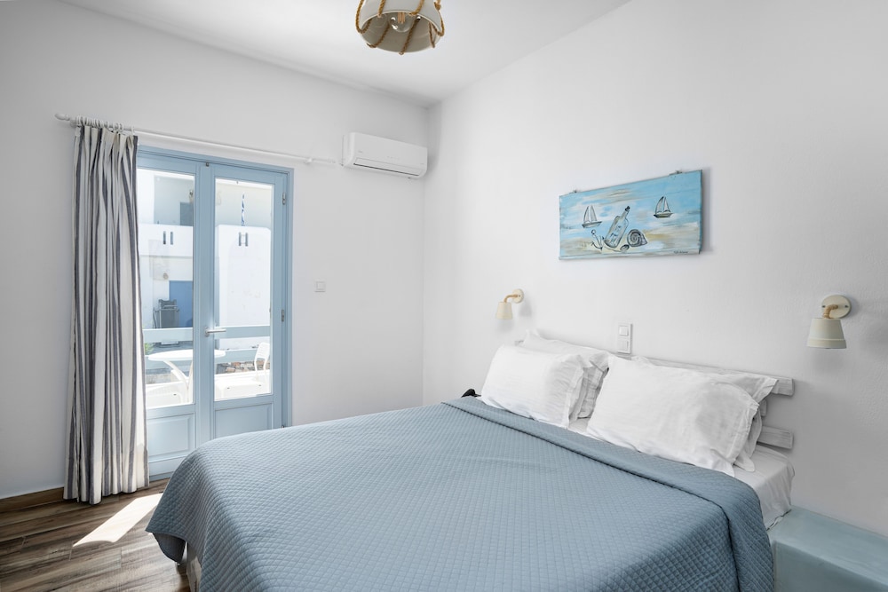 Deluxe Double Room with Street View photo 3