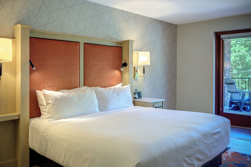 City Room, 1 King Bed, Balcony, Corner photo 3