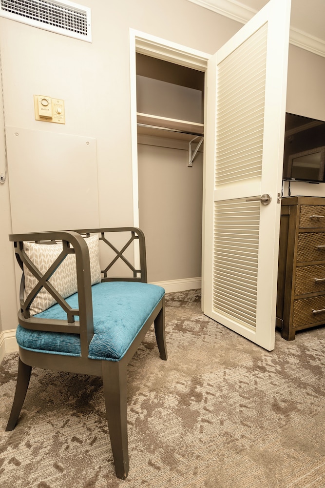 Aston Waikiki Beach Tower: Deluxe Condo, Lanai, Ocean View photo