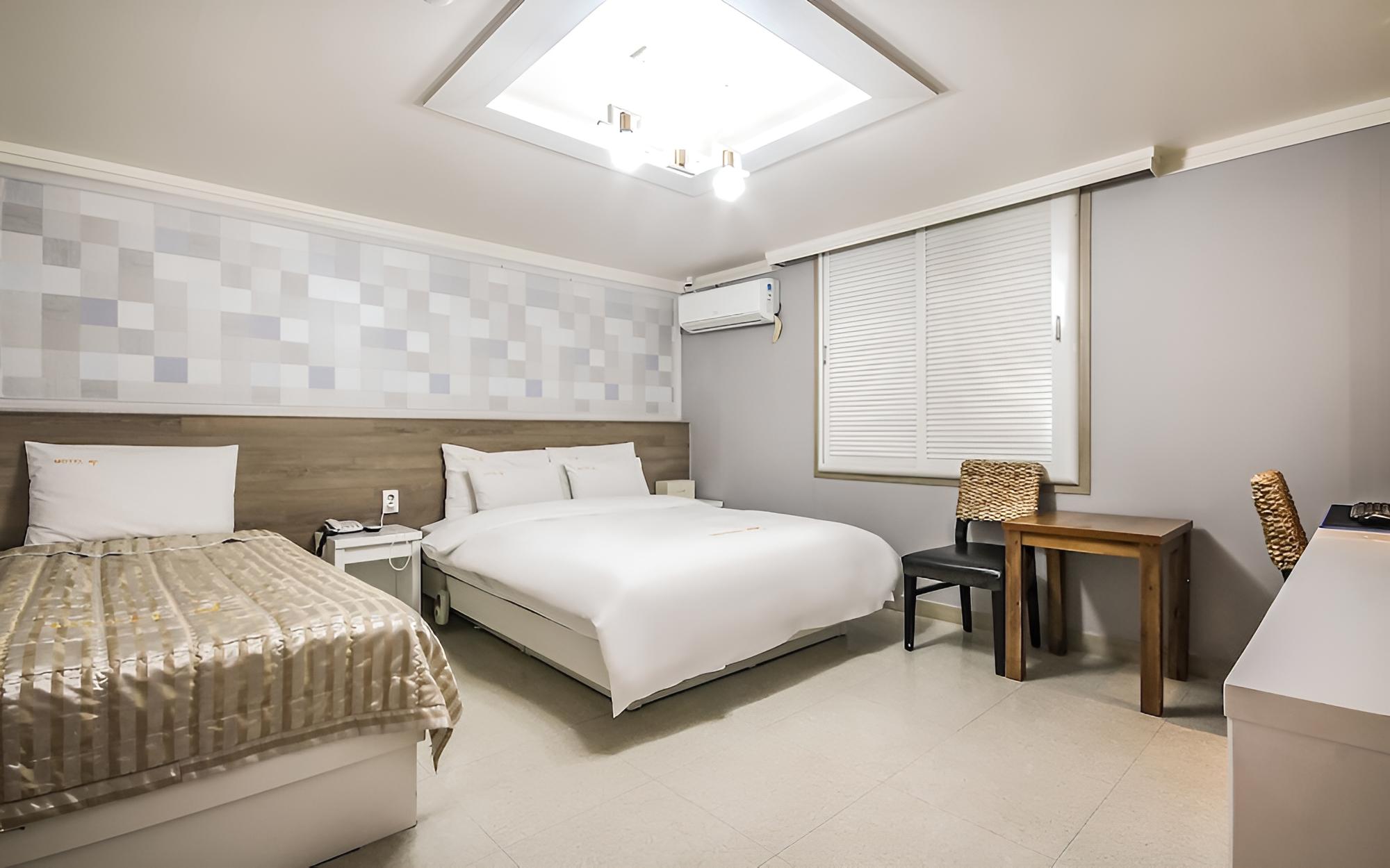 Room (Twin)