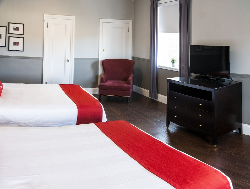 Room (Hotel Double Queen Bed) - Photo 3