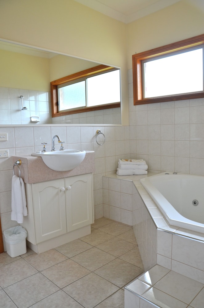 Standard Suite, 2 Bedrooms, Non Smoking, Kitchen photo 2