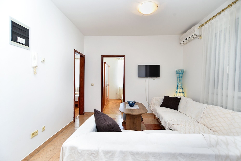 Medium Studio, Kitchenette, Balcony - Photo 6