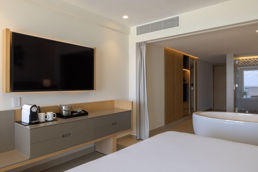 Luxury Junior Suite Ocean Front Swim Out Diamond Club - Photo 7