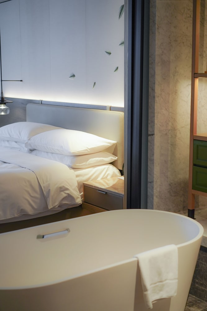 Club Room, 1 King Bed, City View - Photo 3