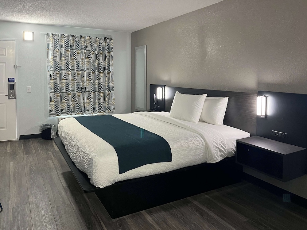 Standard Room, 1 King Bed, Non Smoking, Kitchenette photo 1