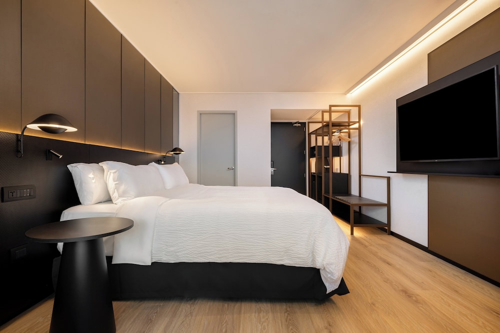 Standard Room, 1 King Bed (Walk-in Shwr, Minifridge, High Floor) - Photo 1