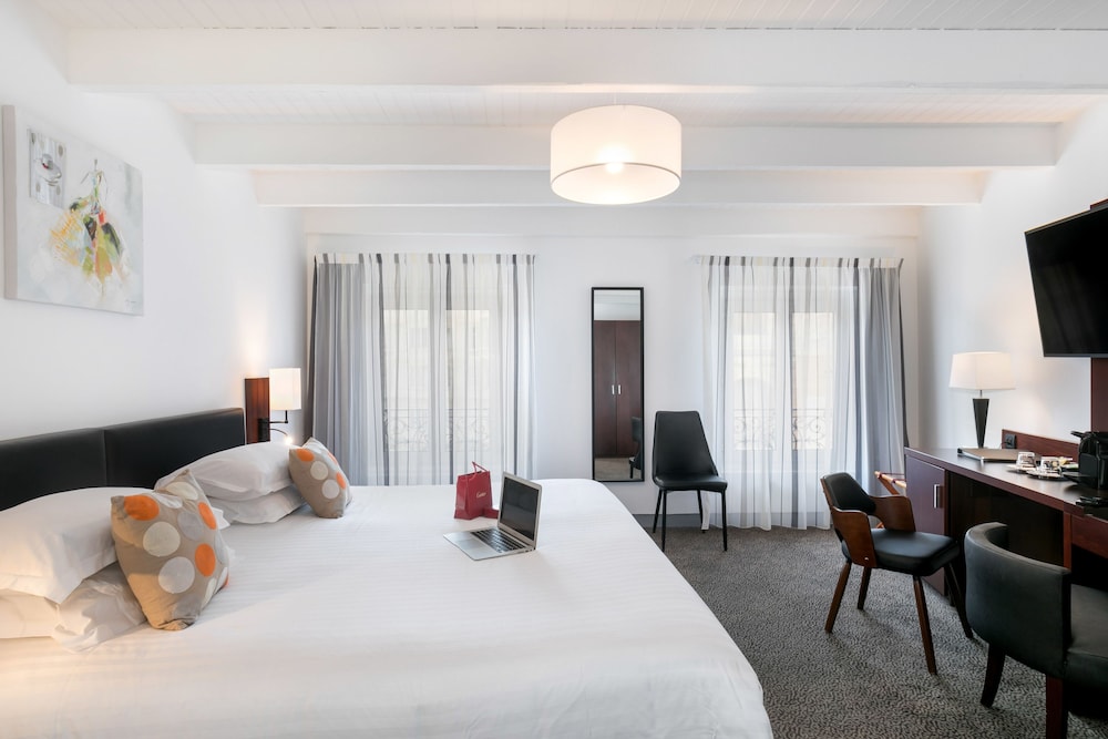 Deluxe Room, 1 King Bed, Non Smoking (Larger Room) - Photo 7