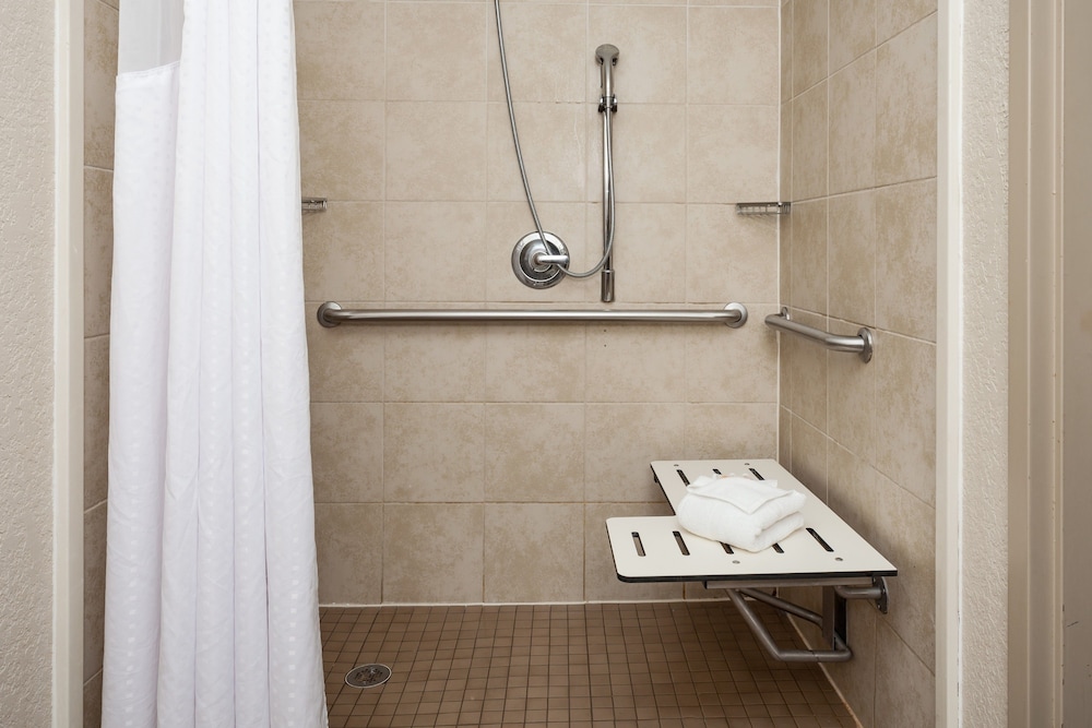 Suite, 1 Bedroom, Accessible (Roll-In Shower) - Photo 4