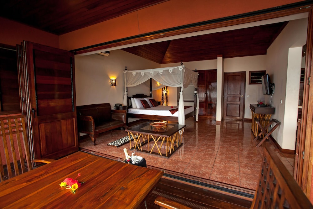 Honeymoon Bungalow, Jetted Tub