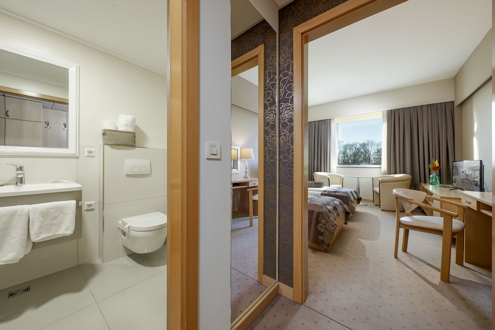 Standard Twin Room - Photo 3