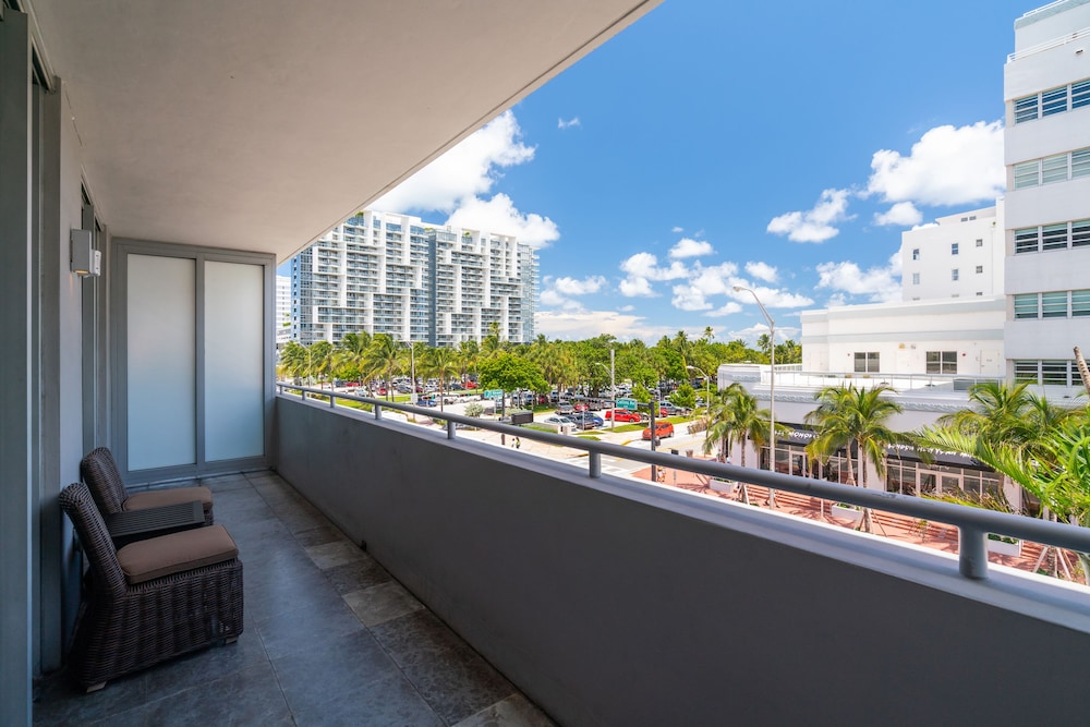 One Bedroom Suite with Balcony - Photo 12