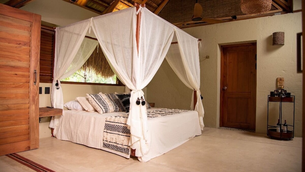Panoramic Suite, 1 King Bed, Balcony, Mountain View