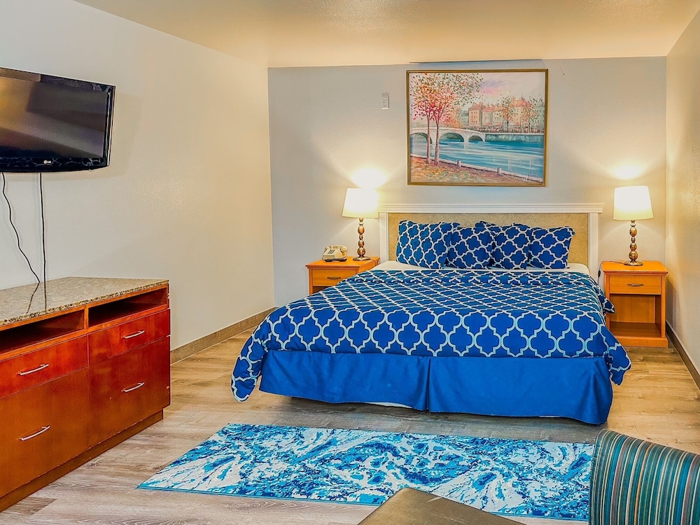 Basic Single Room, 1 King Bed, Non Smoking photo 3