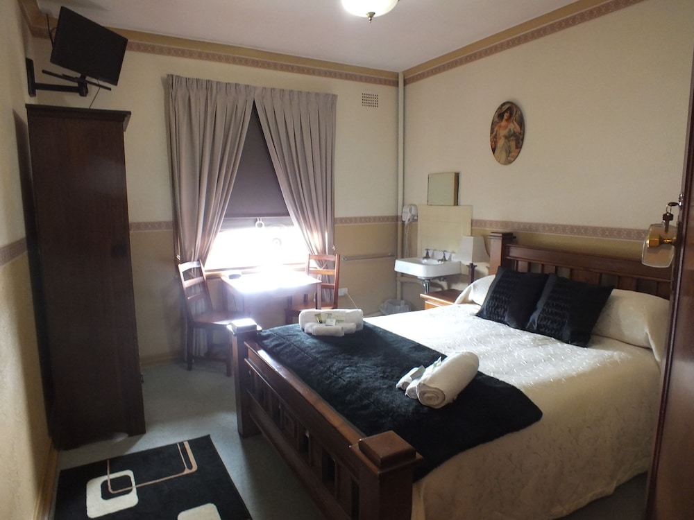 Standard Queen, Shared Bathroom
