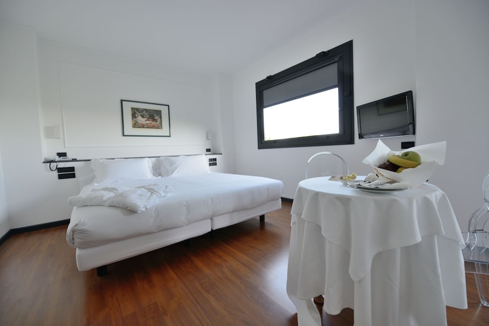 Junior Suite, Hill View (Spa Access) - Photo 9
