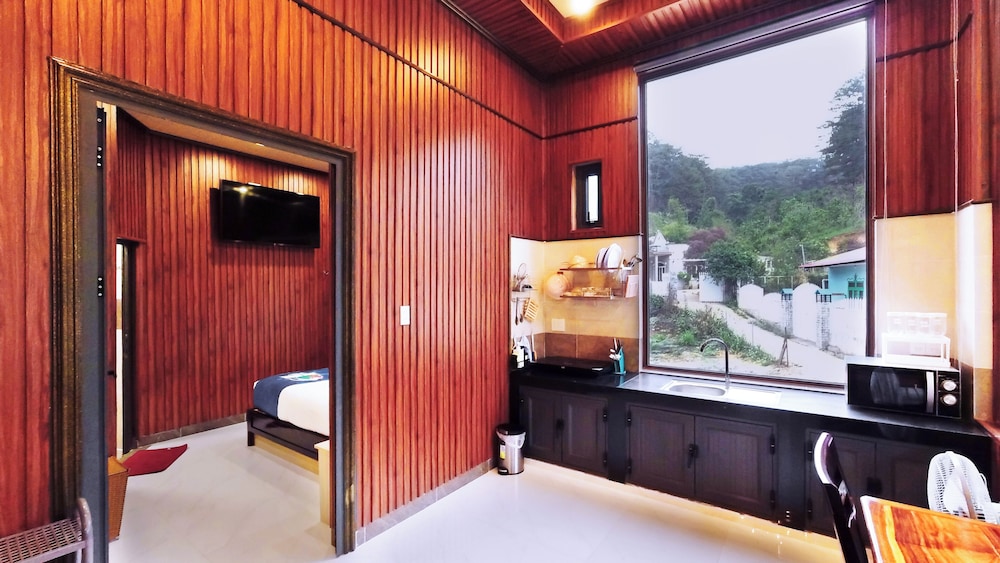 Superior Studio, Hill View photo 1