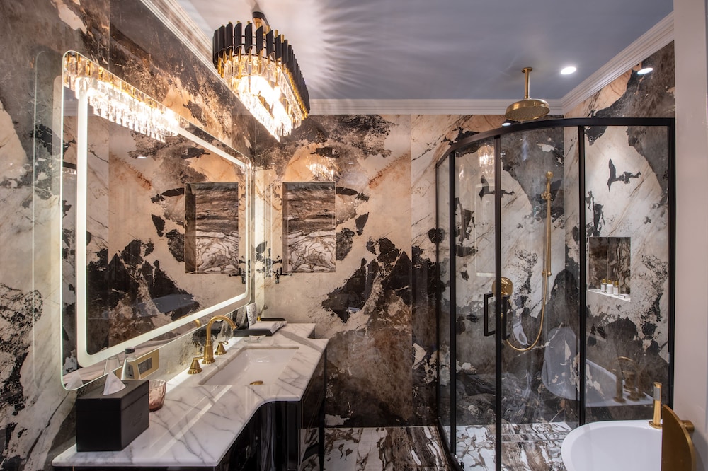 Luxury Suite, Non Smoking (Heritage With Whirlpool) thumbnail 5