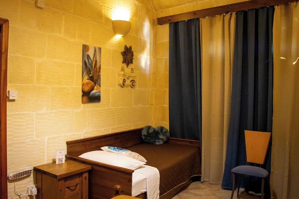 Economy Triple Room