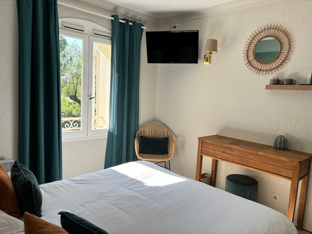 Classic Double Room, Pool View
