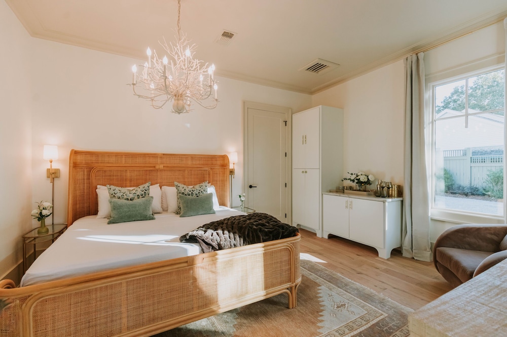 Deluxe Room (Hydrangea, ADA)