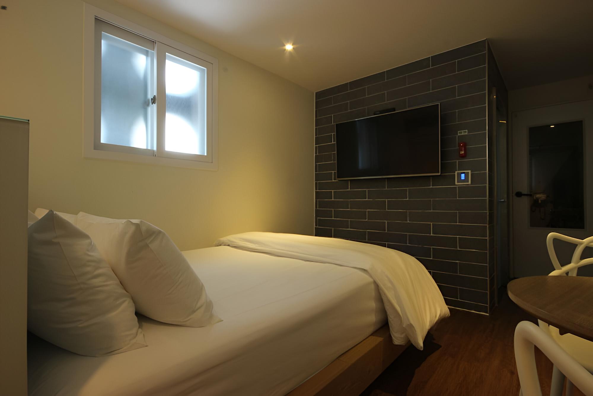 Room (Standard B (Netflix available (person)