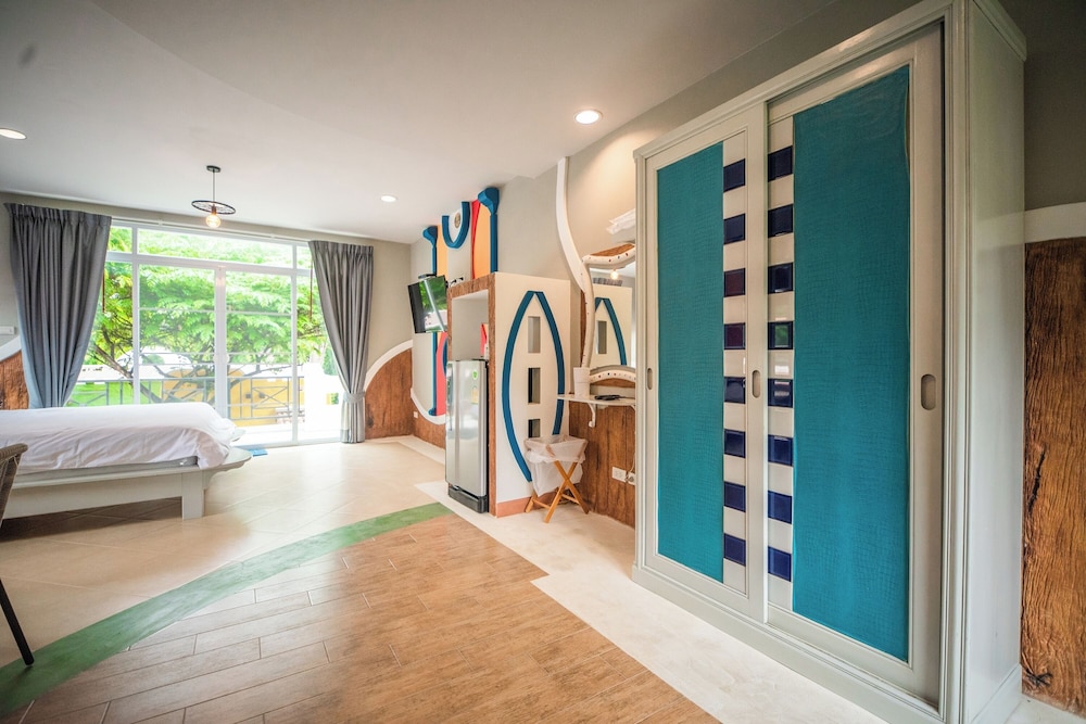 Deluxe Room, 1 King Bed, Non Smoking, Garden View - Photo 5