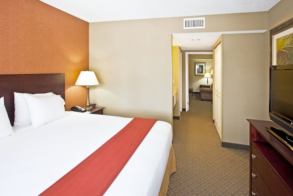 Suite, 1 Queen Bed, Accessible (Communications, Mobil, Roll-In Shower) - Photo 2