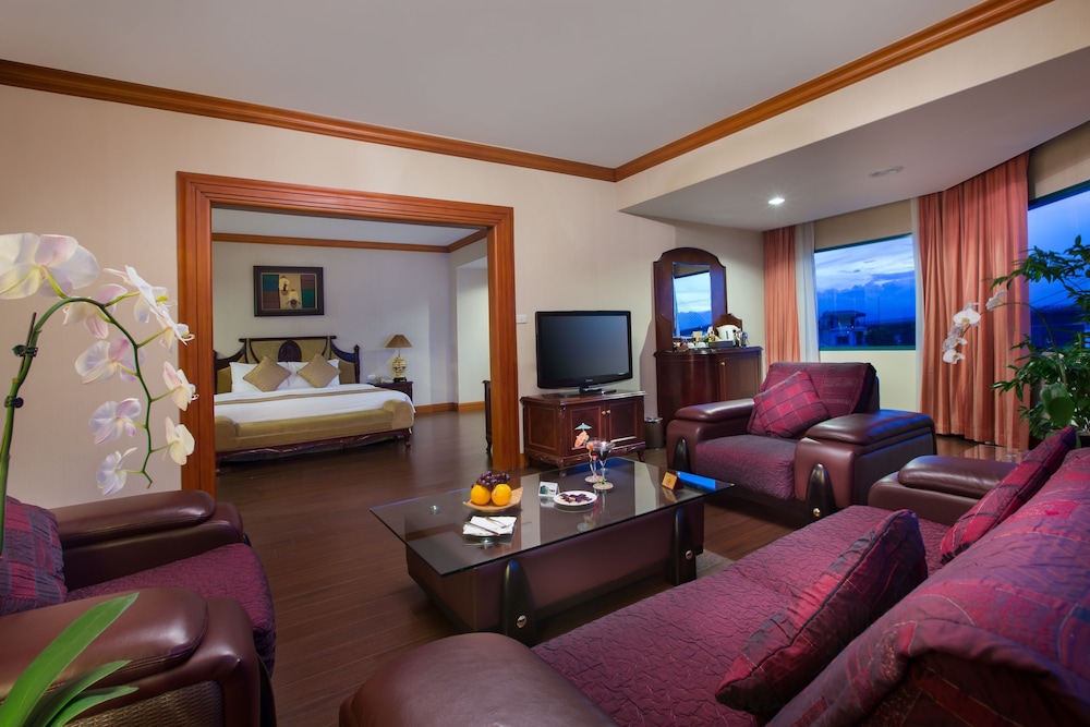 Executive Suite with Sea View, 1 King Bed photo 3