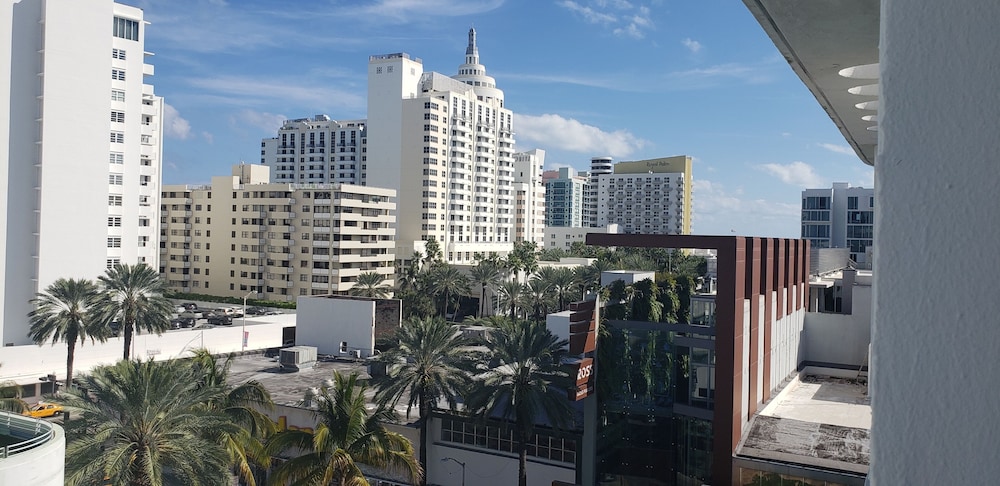 Executive Suite, 1 Bedroom, Ensuite, Pool View - Photo 4