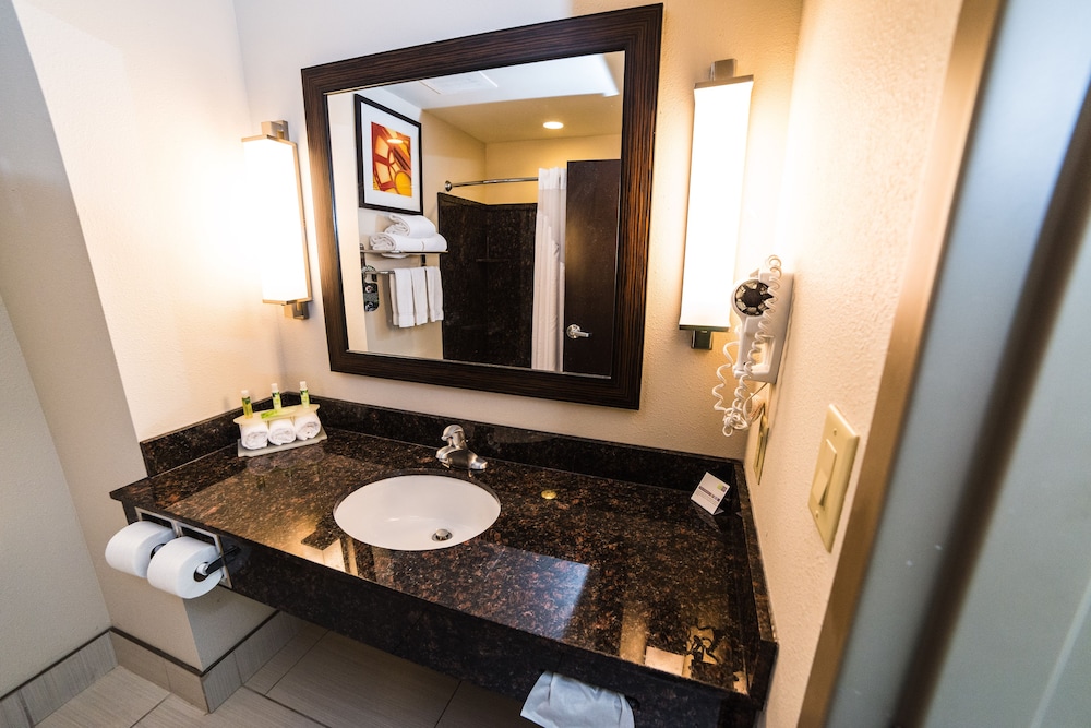 Suite, 2 Queen Beds, Accessible - Photo 6
