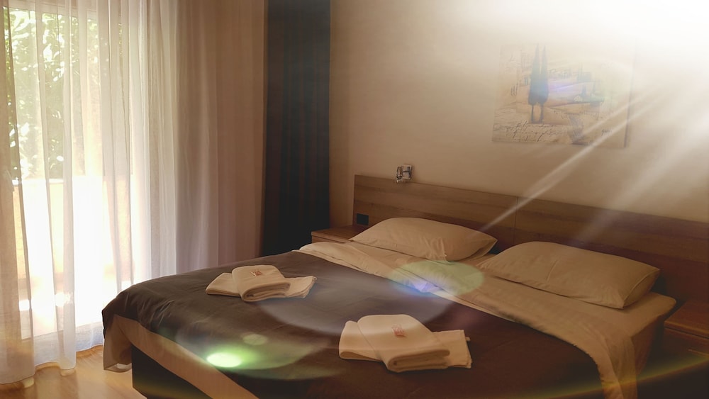Economy Double Room, 1 King Bed photo 3