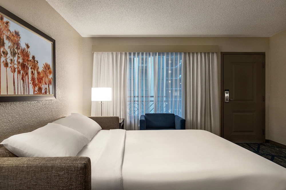 Premium Suite, 1 King Bed (Drinks/Snacks & Wi-Fi) - Photo 3