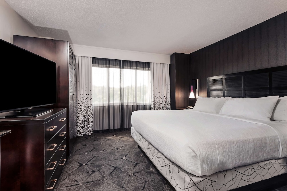 Premium Suite, 1 King Bed, Corner - Photo 2