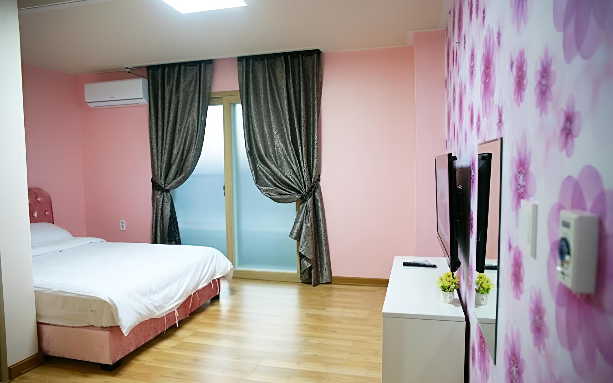 Room (26m Motel - Room 203) - Photo 1