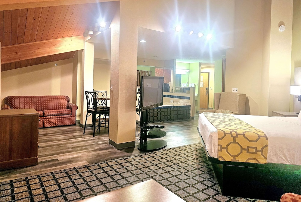 Studio Suite, Multiple Beds, Hot Tub, Pool View