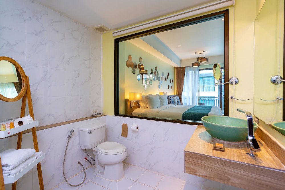 Deluxe Room, Pool View - Photo 7