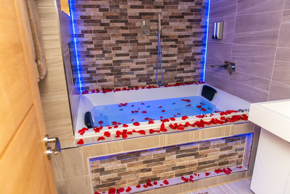 Executive Apartment, Accessible, Private Bathroom (Jacuzzi - Apartment 1) - Photo 45