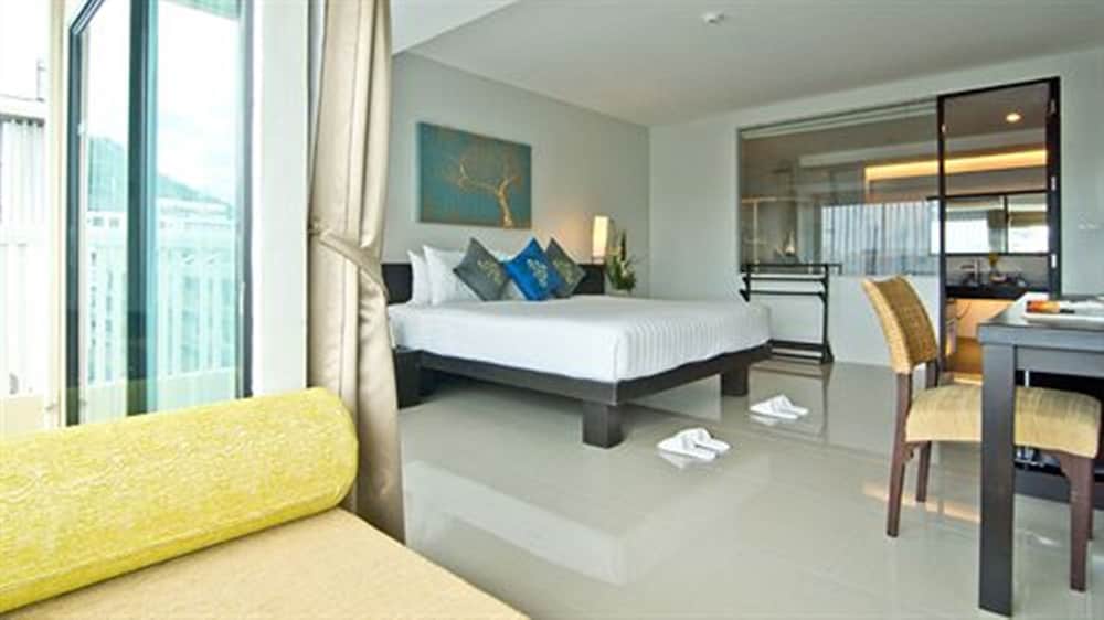 Suite - Photo 3