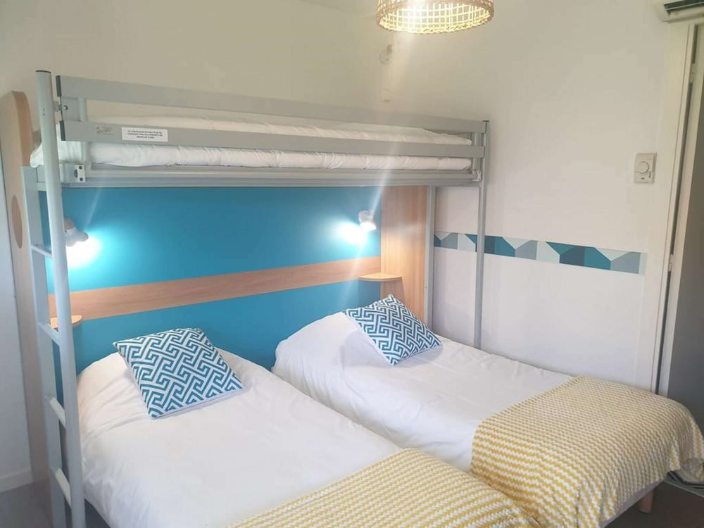 Standard Room, 3 Twin Beds - Photo 12
