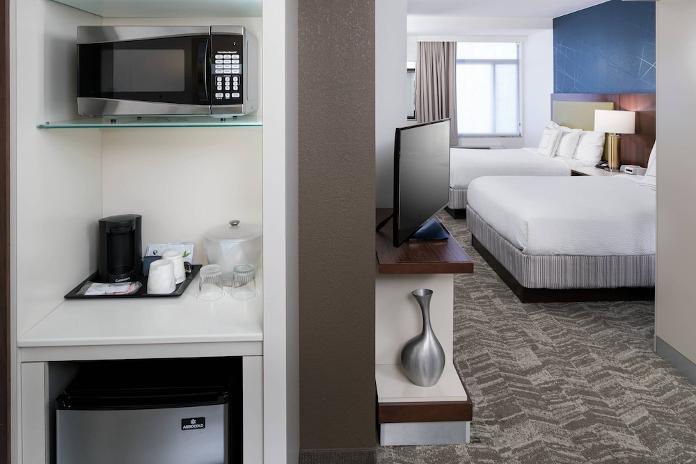 Suite, 2 Queen Beds - Photo 2