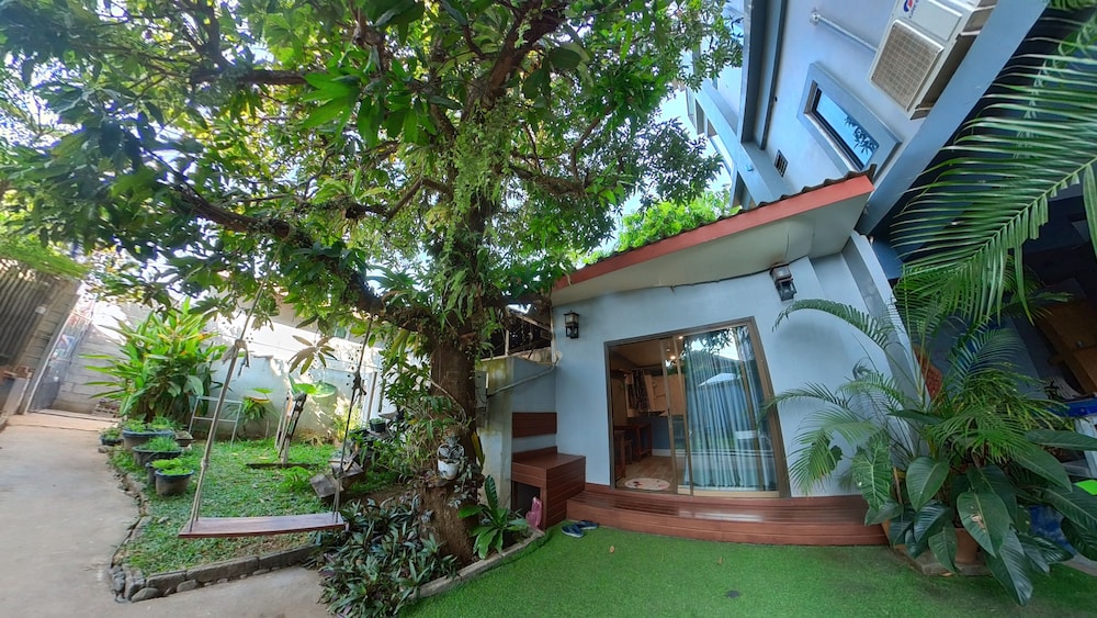 Comfort Cabin, 1 King Bed, Private Bathroom, Pool View photo 1