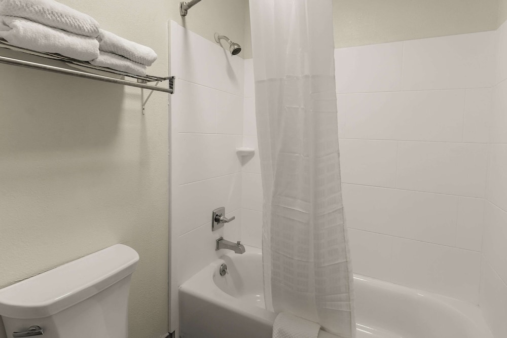 Standard Room, 2 Queen Beds, Non Smoking - Photo 2