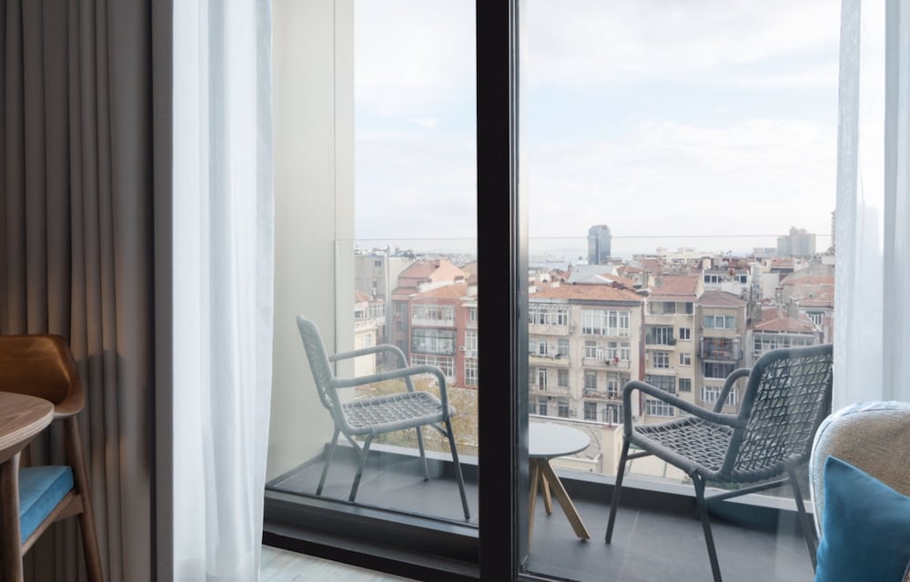 Deluxe Room, 1 King Bed, City View (Balcony) photo 2