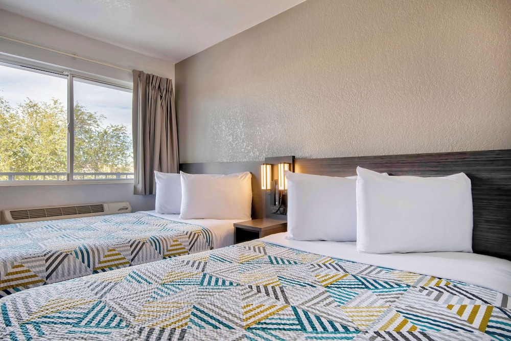 Deluxe Room, 2 Double Beds, Non Smoking, Refrigerator & Microwave photo 1
