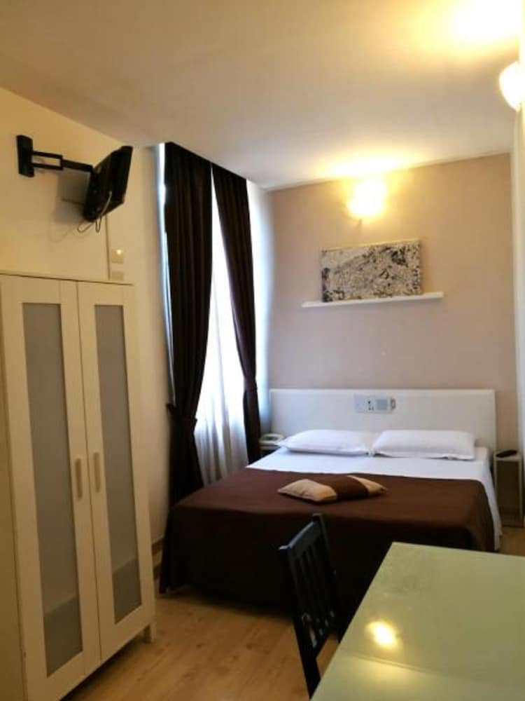 Small Double/Twin Room photo 2