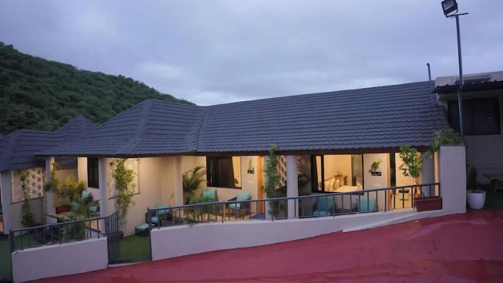 Round Cottage with Jacuzzi photo 2