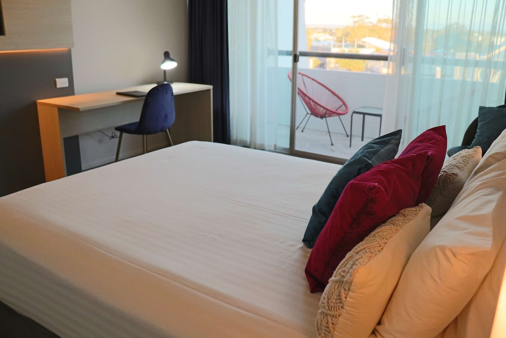 Standard Room, 1 Queen Bed, Non Smoking, Balcony