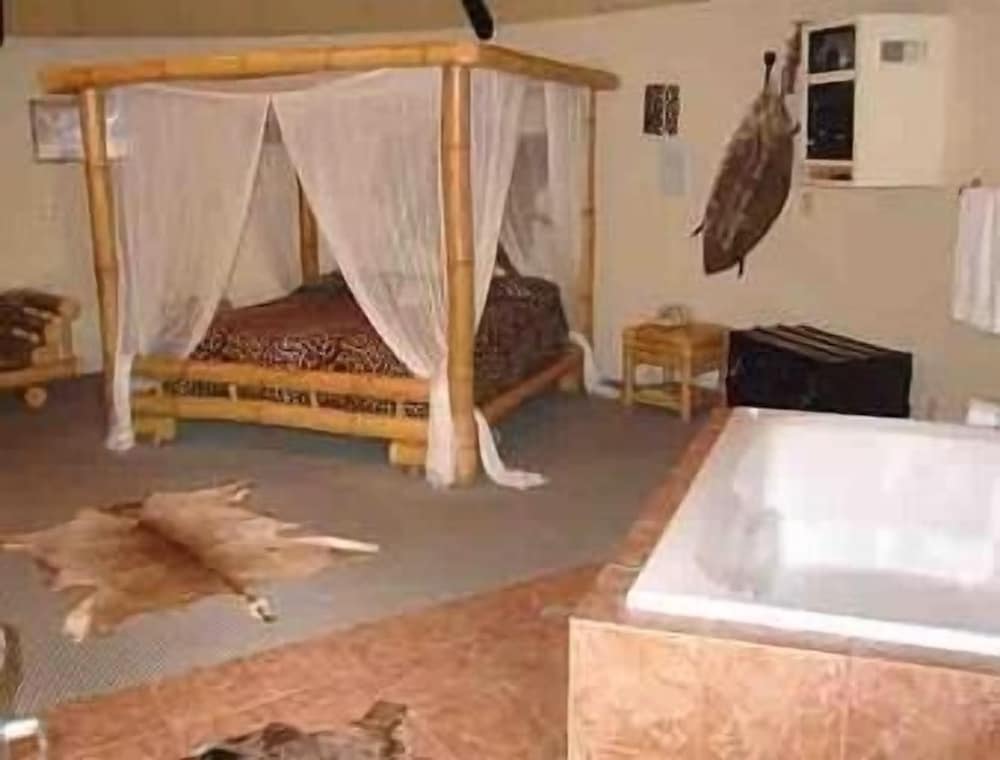 Safari Hut Themed Room with One king size bed Room Jaccuzi, Smoking - Photo 2