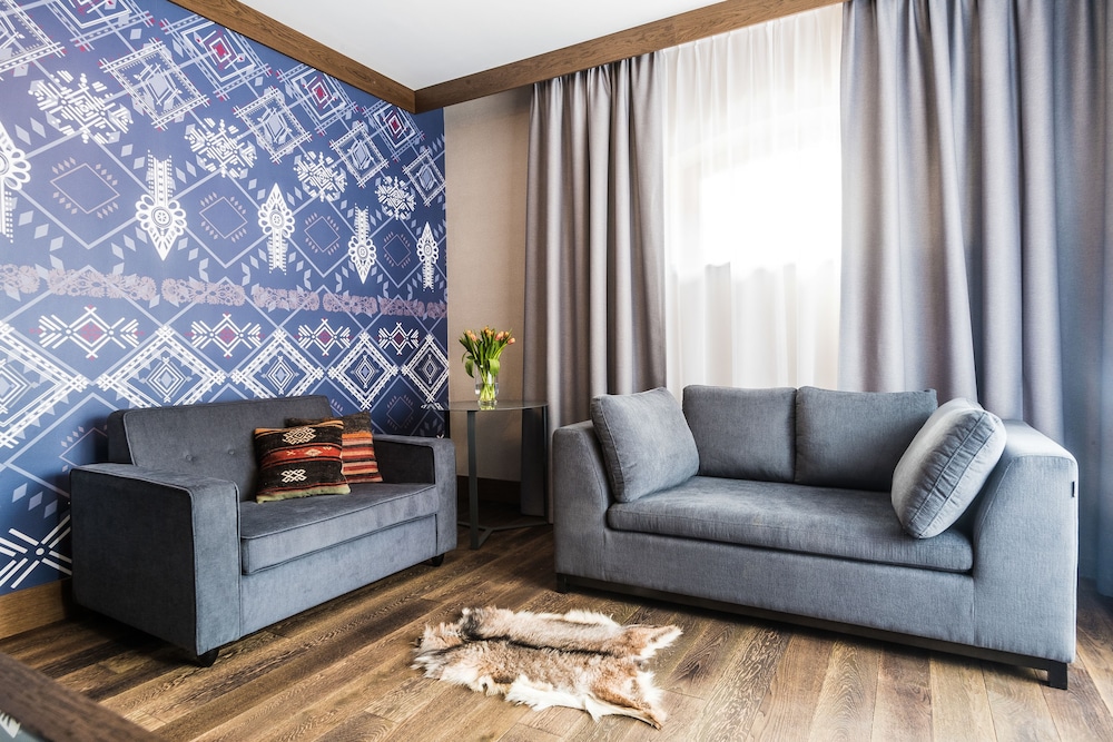 Junior Suite Economy (Przejscie do strefy ogolnodostepnej przebiega przez podziemny garaz)
